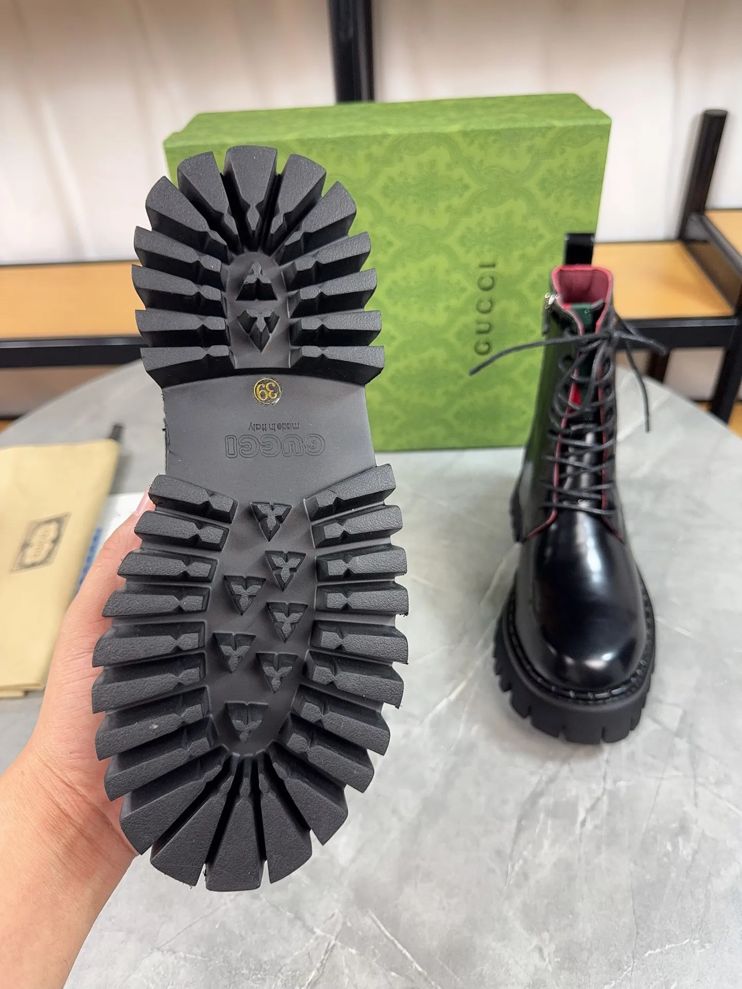 Men's shoes 💰640💰 New model from Gucci, double GG groove thick-soled loafers. The original version is made 1:1. Super beautiful quality, classic model at the counter. ❶Upper: original open-edge beaded cowhide ❷Inner lining: water-dyed cowhide ❸Feet: water-dyed cowhide ❹Outsole: ultra-light original sole ❺thick sole heightening: 3.5cn ❻Packing: original packaging ❼Number: 35-42 (41 41 customized, non-refundable) Men's model: 38-46 (45, 46 customized, non-refundable)